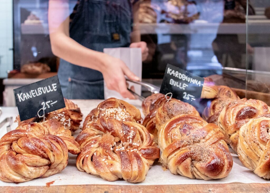 Bagerdisk med kanelsnegle og wienerbrød