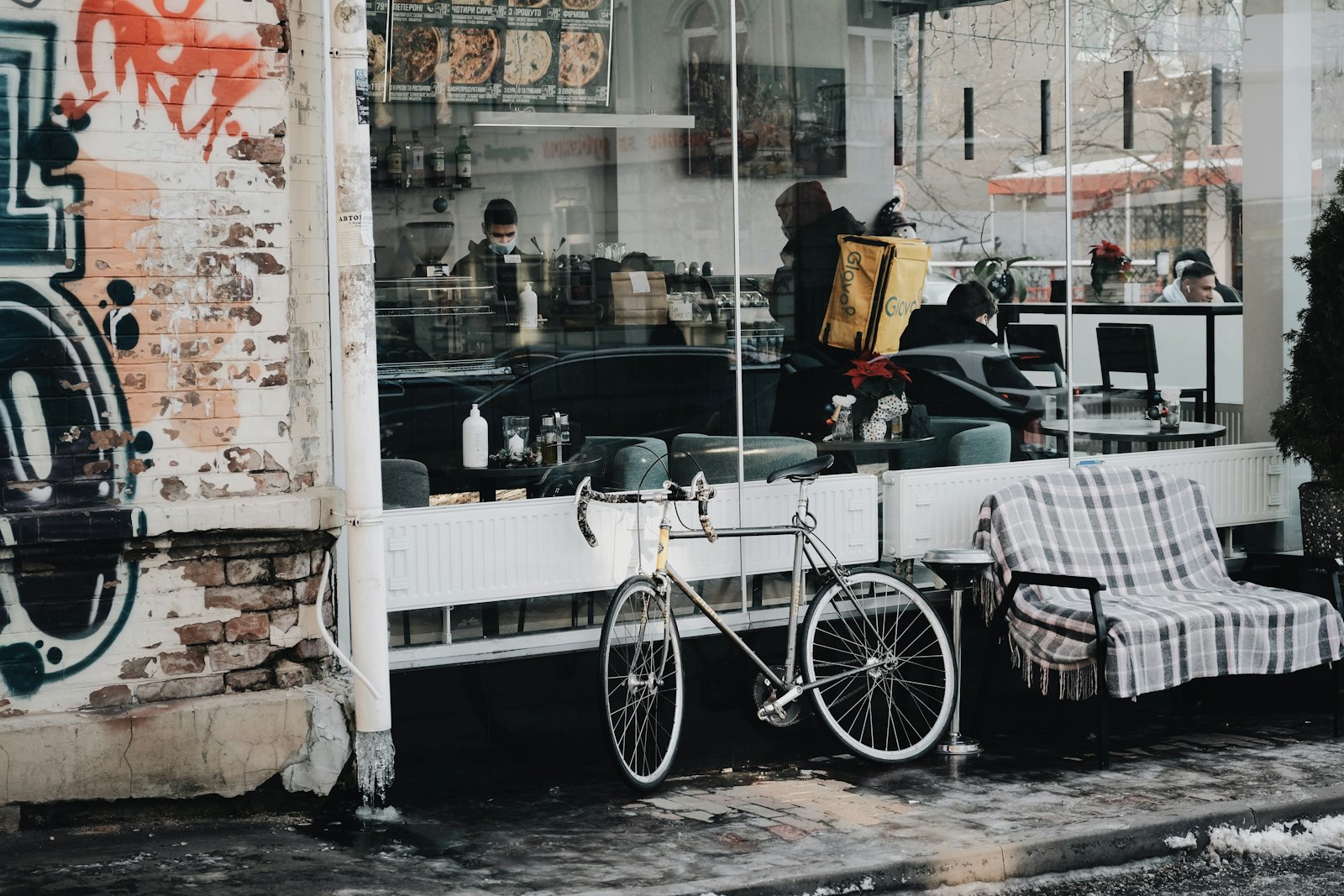 Cykel parkeret foran en café