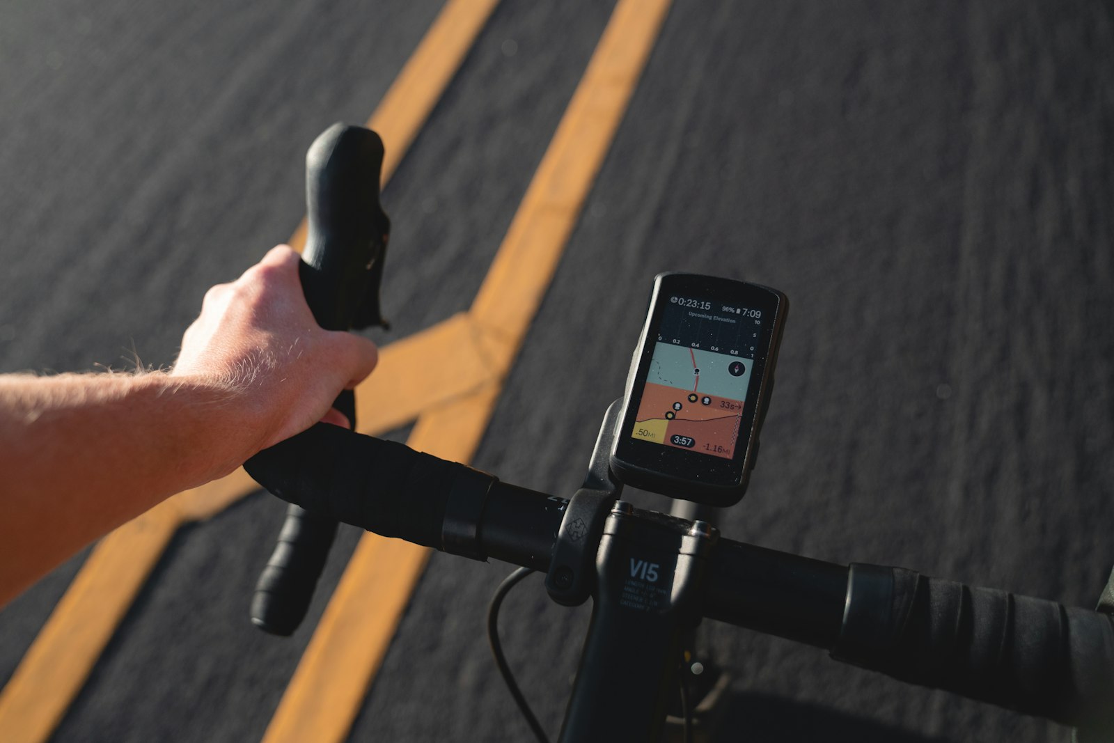 Cykelcomputer med GPS på styret af en landevejscykel