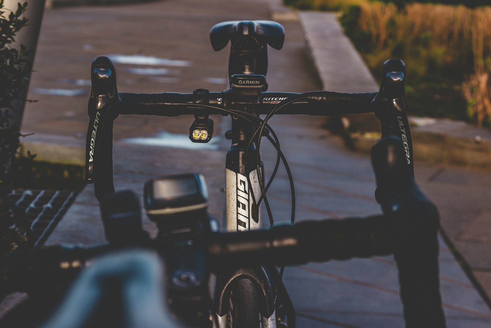 Cykelcomputer monteret på styret
