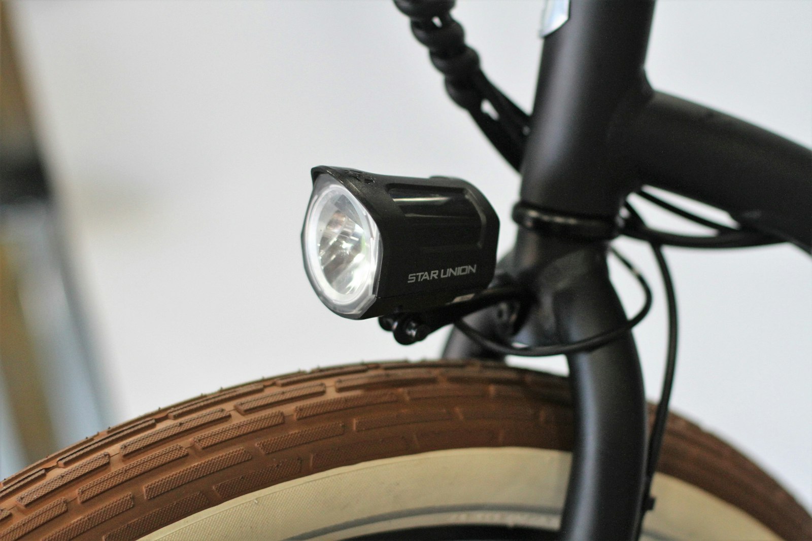 Cykellygte monteret på styret af en cykel