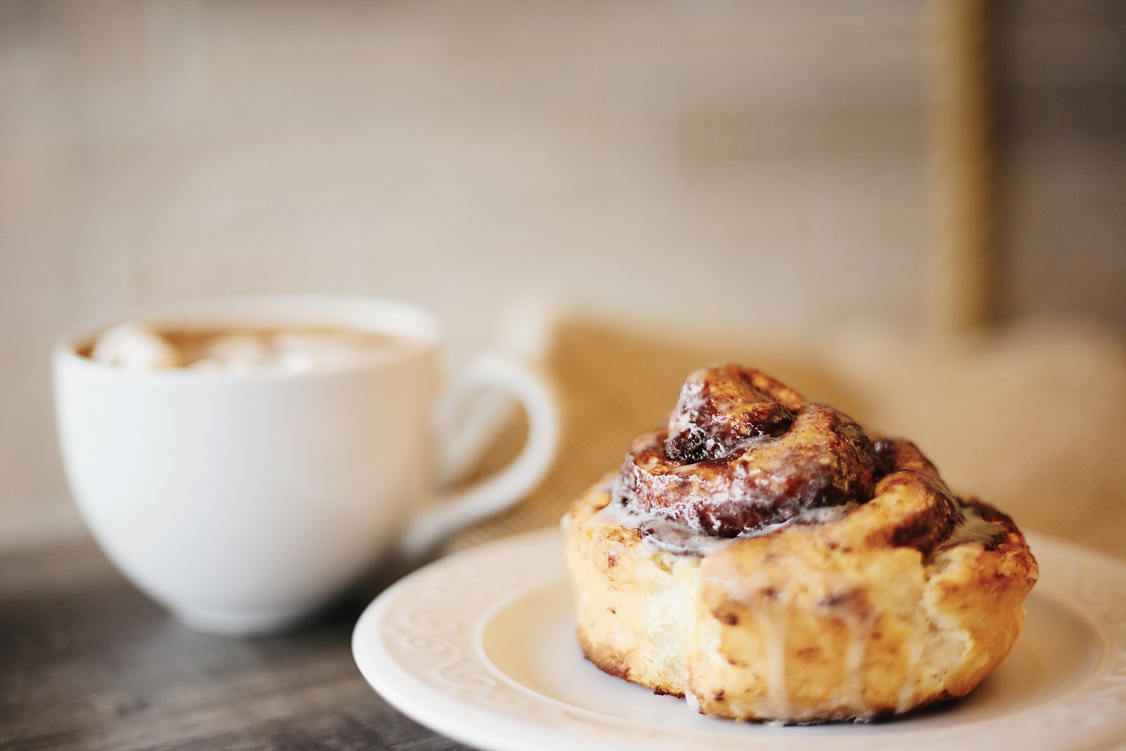 Kaffe og kanelsnegl til kagestoppet på cykelturen