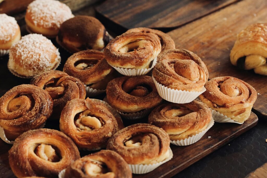 Friskbagte kanelsnegle fra bageren