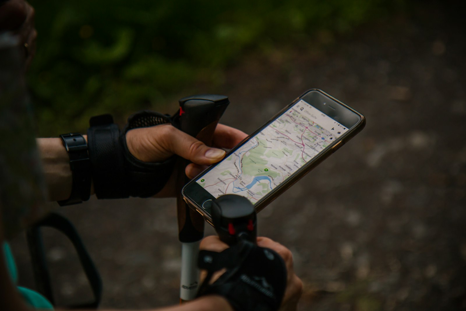 Cyklist der ser på et kort på mobilen