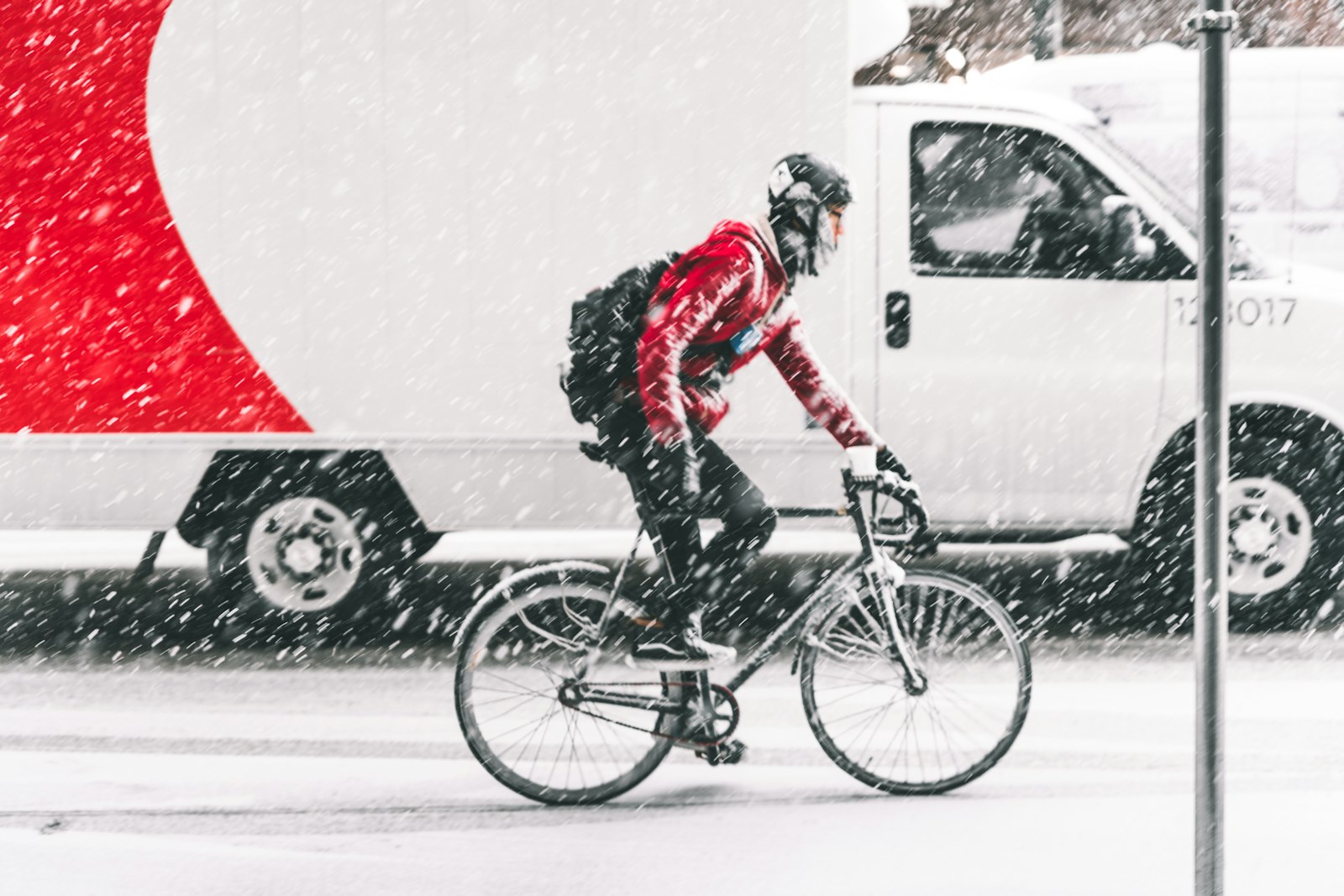 Cyklist i vintertøj på en sneklædt vej